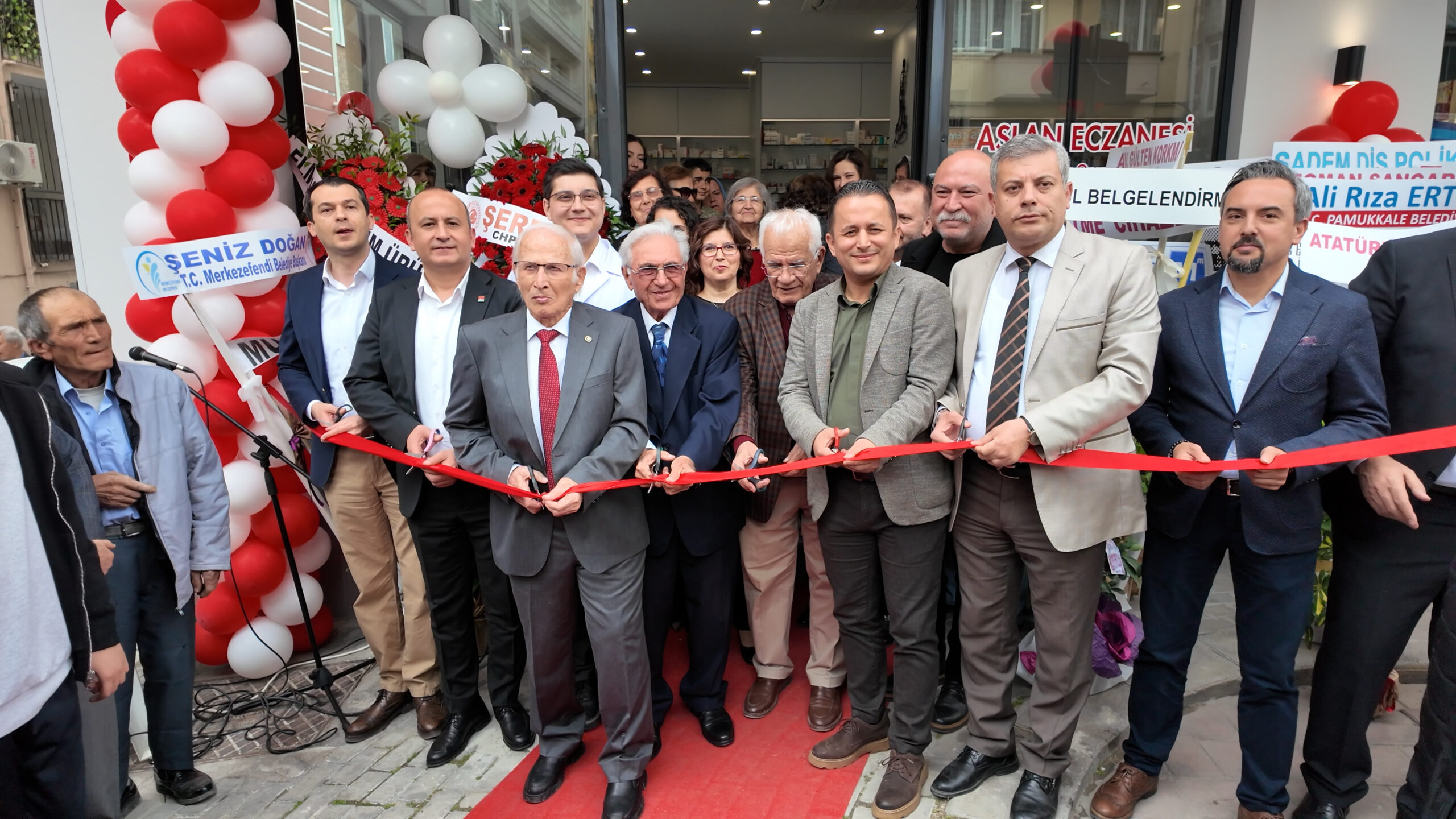 Denizli’nin Merkezefendi ilçesi Değirmenönü Mahallesi’nde hizmete giren Aslan Eczanesi, düzenlenen
