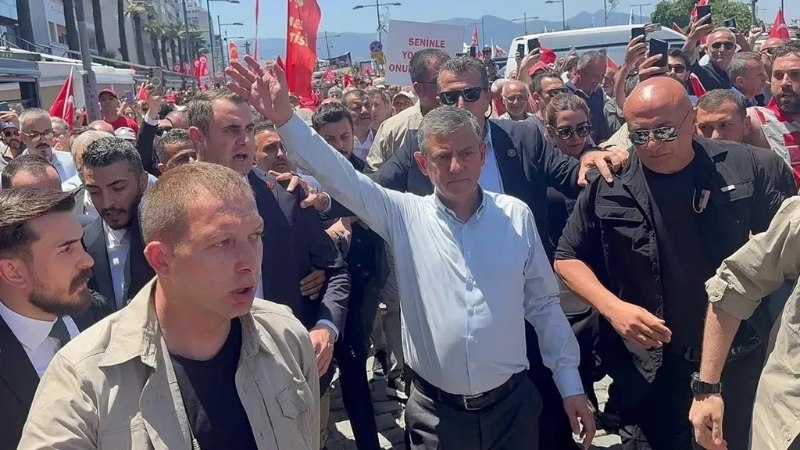 İzmir’de sabah saatlerinden itibaren Cumhuriyet Meydanı’nda yükselen tansiyon, öğle saatlerinde