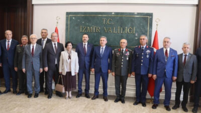 Kurban Bayramı dolayısıyla İzmir’de düzenlenen resmi bayramlaşma programında kent protokolü