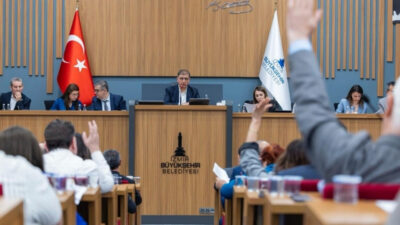 İzmir Büyükşehir Belediyesi Meclisi’nin olağanüstü toplantısında Karşıyaka Zübeyde Hanım Stadyumu