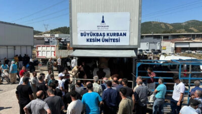 İzmir’in Bornova ilçesinde Kurban Bayramı’nın ilk gününde kesim noktalarında yoğunluk