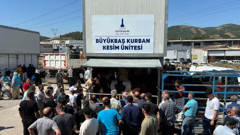 İzmir’in Bornova ilçesinde Kurban Bayramı’nın ilk gününde kesim noktalarında yoğunluk