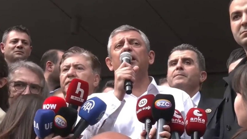 CHP Genel Merkezi’nde tansiyon zirveye çıktı. Polis müdahalesinin ardından partililerin