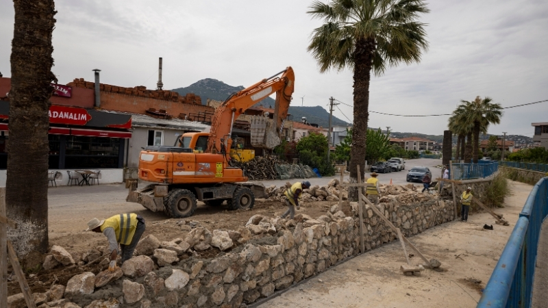 İZSU’nun Yeni Foça Şavklı Deresi’nde tarihi köprüyü koruyarak tamamladığı dere