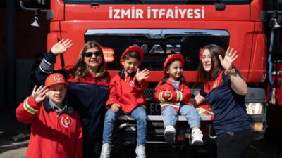 İzmir Büyükşehir Belediyesi bünyesinde görev yapan kadın itfaiye personeli, bir