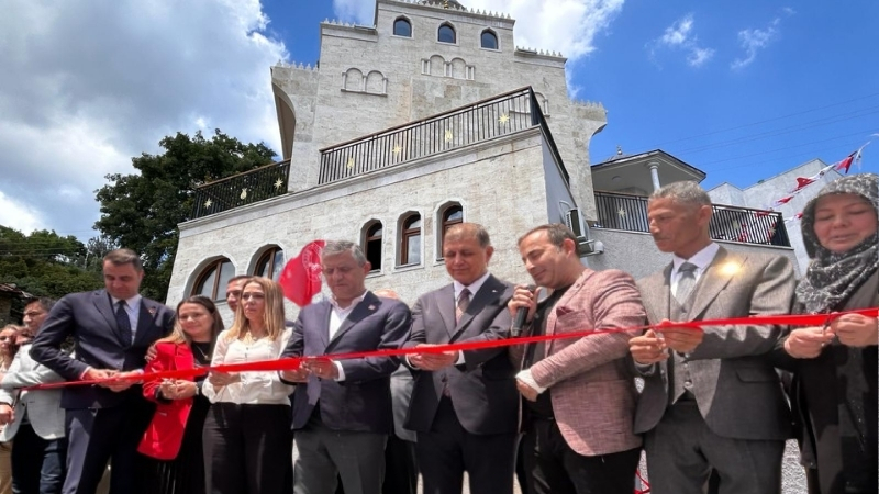 CHP Genel Başkanı Özgür Özel, Bornova Sarnıç Mahallesi’nde yapımı tamamlanan