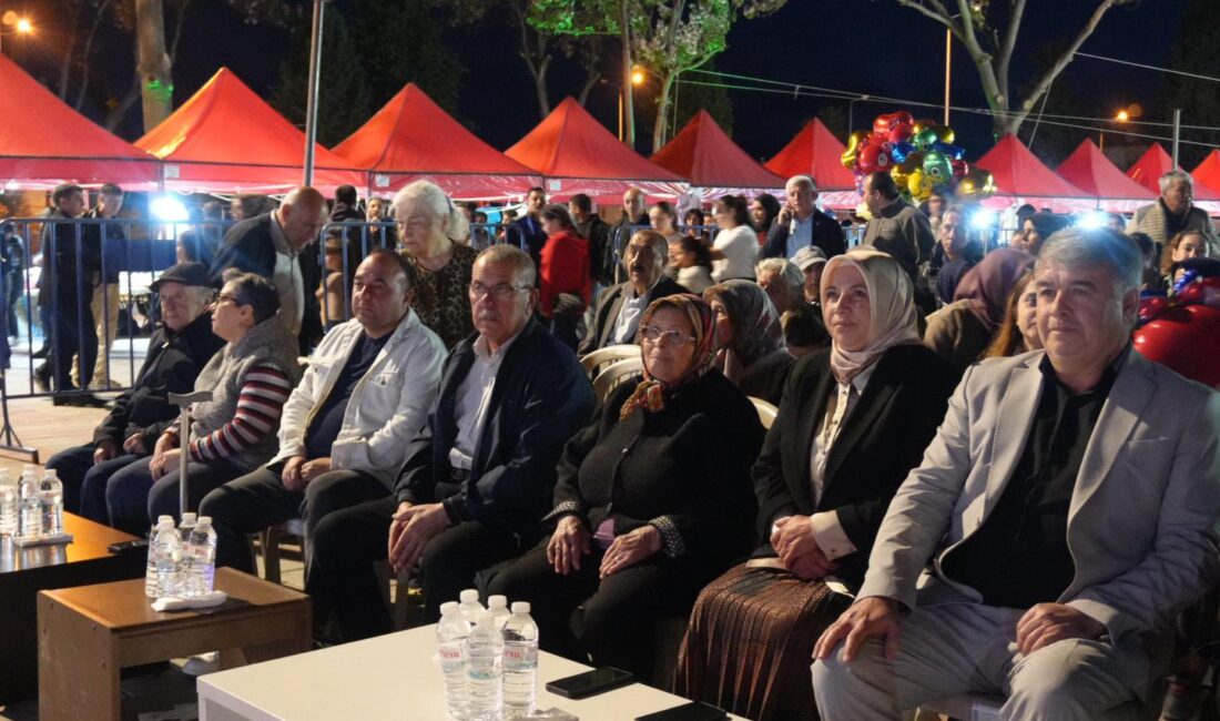 Denizli’nin Çardak ilçesinde düzenlenen "Bayram Alışverişi ve Gençlik Şöleni", ünlü