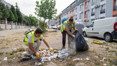 Bornova Belediyesi, daha temiz bir kent hedefiyle başlattığı periyodik temizlik