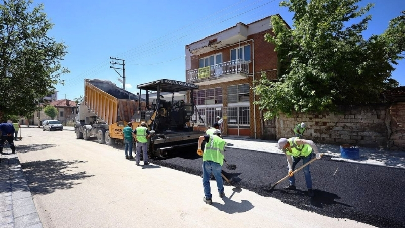 Denizli Büyükşehir Belediyesi’nin Tavas ilçesi Kızılcabölük Mahallesi’nde başlattığı üstyapı atağıyla