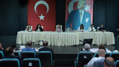 Haziran ayı toplantısı için bir araya gelen Konak Belediye Meclisi’nden