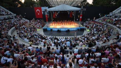 Konak Belediyesi’nin 20 yıldır bozulmayan geleneği Halk Oyunları Şenliği’nde bu