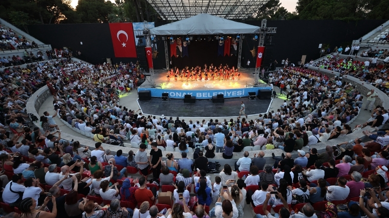Konak Belediyesi’nin 20 yıldır bozulmayan geleneği Halk Oyunları Şenliği’nde bu