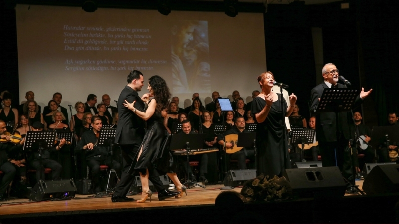 Karşıyaka Belediyesi Türk Sanat Müziği Korosu, düzenledikleri yaz konseri ile