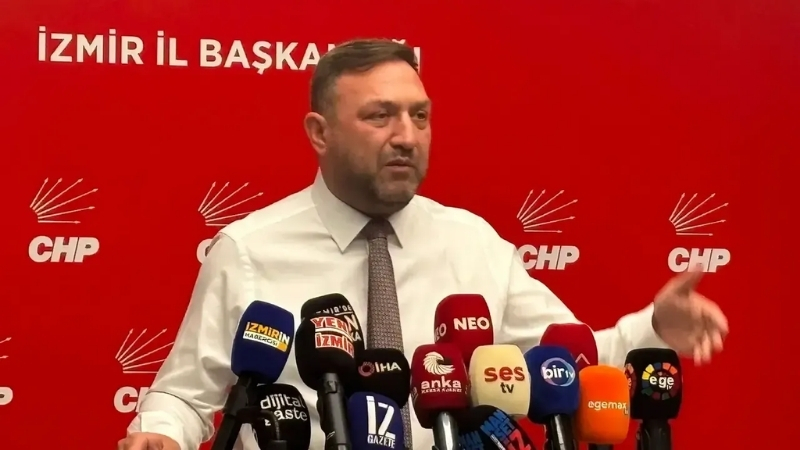 CHP İzmir İl Başkanlığı koltuğuna oturan Utku Gümrükçü, parti binasında