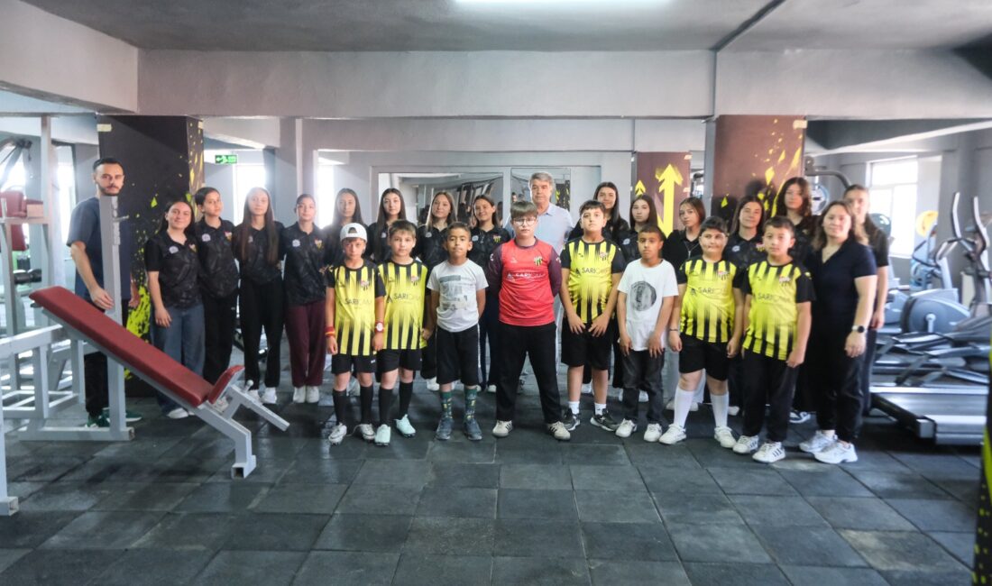 Çardak Belediyesi tarafından ilçeye kazandırılan Fitness Salonu düzenlenen törenle hizmete