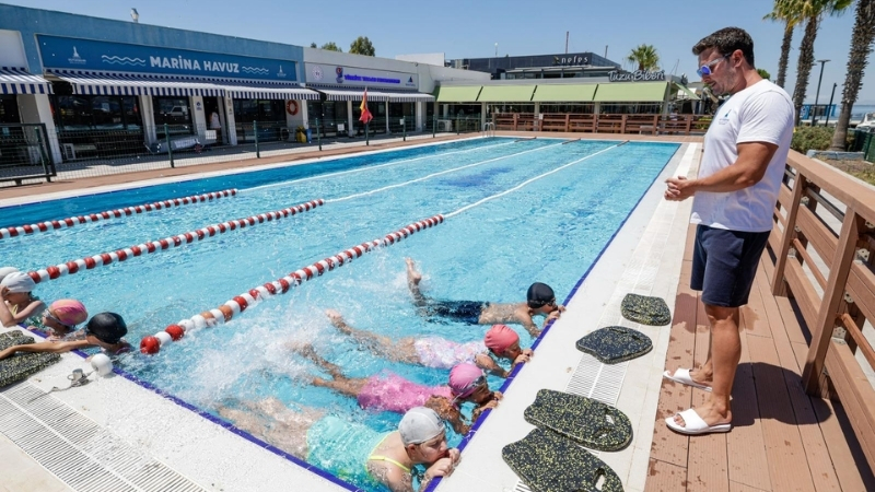 İzmir Büyükşehir Belediyesi'nin yaz spor okulları kapsamında düzenlediği yüzme eğitimleri