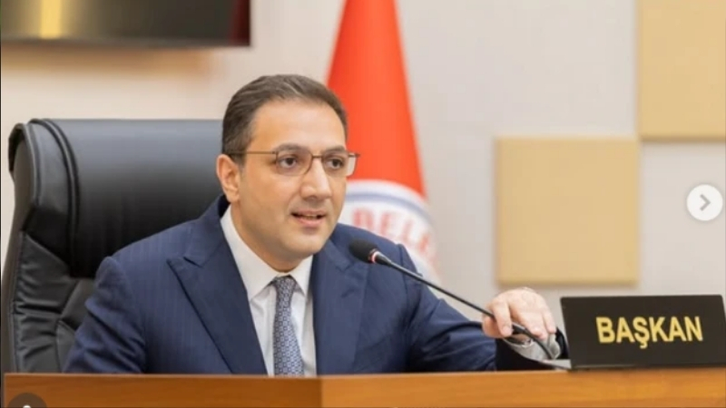İzmir yerel yönetiminde deprem etkisi yaratan bir gelişme yaşandı. Seferihisar