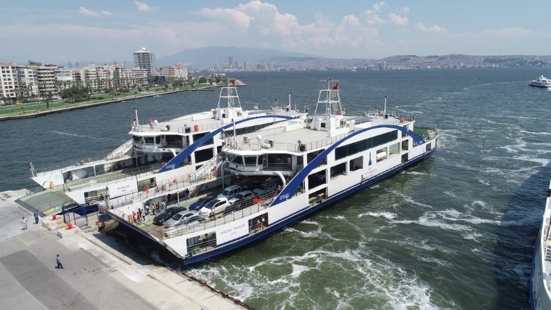 İzmir Büyükşehir Belediyesi iştiraki İZDENİZ'in Bostanlı–Üçkuyular Arabalı Vapur Hattı'nda yoğun