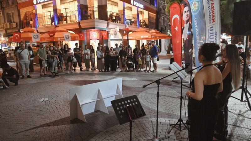 Manisa Büyükşehir Belediyesi tarafından düzenlenen “Akustik Yaz Akşamları” etkinliği kapsamında