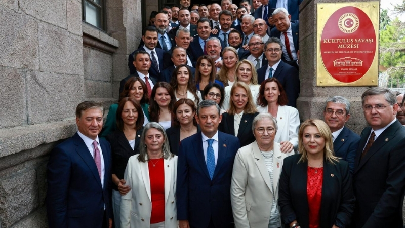 CHP’den istifa eden Manisa Milletvekili Özgür Özel ve beraberindeki 90