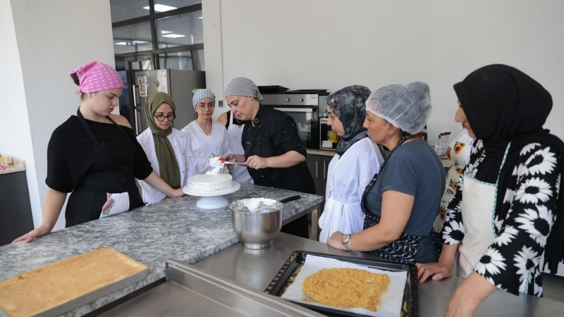 Konaklı kadınların yoğun ilgi gösterdiği Temel Pastacılık Eğitimi’nde ikinci dönem