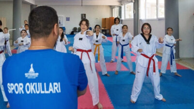 İzmir Büyükşehir Belediyesi’nin yaz okullarından yararlanan binlerce çocuk tatilde eğlenip