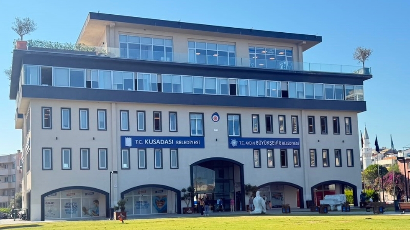 İstanbul merkezli yürütülen geniş kapsamlı soruşturma çerçevesinde, Kuşadası’nda sabah saatlerinde