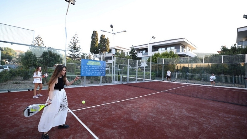 Çeşme Belediyesi, 16 Eylül Kurtuluş Parkı’nda yapımını tamamladığı yeni padel