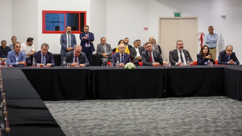 Havalimanındaki coşkulu karşılamanın ardından iki günlük İzmir programına başlayan CHP