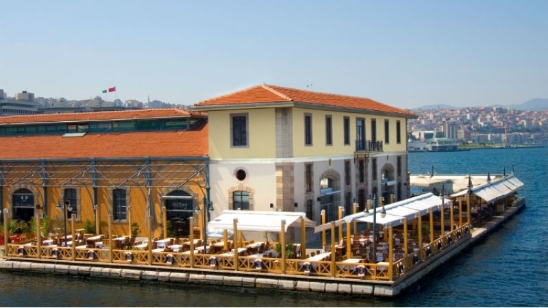 İzmir Körfezi'nin simge yapılarından tarihi Konak Pier’in 36 yıllığına özelleştirilmesi