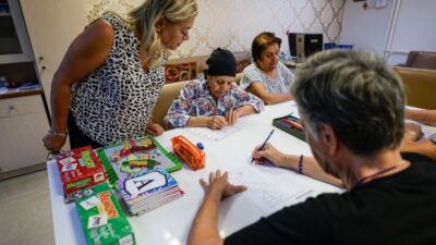 İzmir Büyükşehir Belediyesi Alzheimer ve Demans Merkezi, üyelerinin bilişsel becerilerini