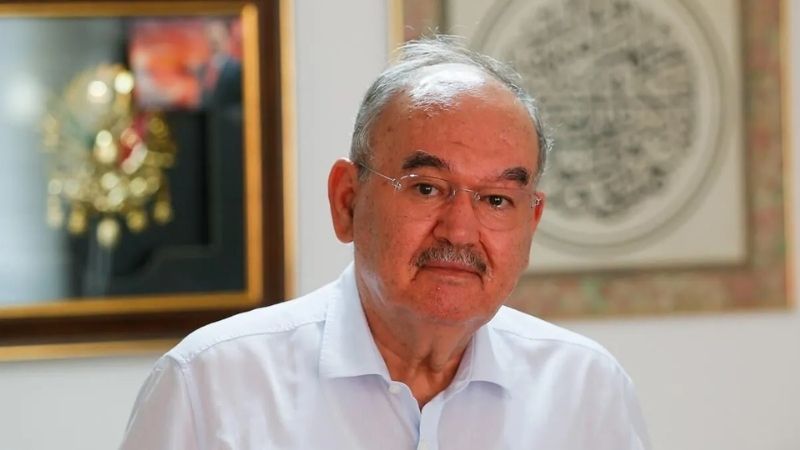 Eski İzmir Büyükşehir Belediye Başkanı Burhan Özfatura, dün gece sabaha