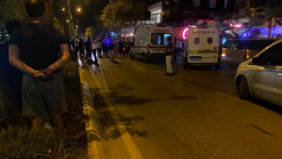 Denizli’nin Merkezefendi ilçesinde gece saatlerinde bir kafenin önünde iki grup