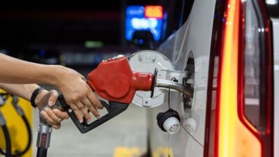 Küresel piyasalarda Brent petrol fiyatlarında yaşanan geri çekilme, akaryakıt tabelalarına