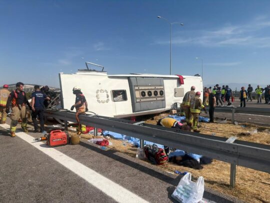 Manisa'nın Akhisar ilçesi İstanbul Orhangazi-İzmir otoyolunda tır ile yolcu otobüsünün