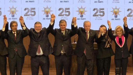 İzmir Büyükşehir Belediye Başkanı Cemil Tugay’ın AK Parti saflarına resmen
