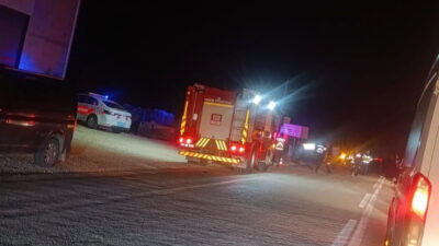 İzmir'in Menderes ilçesinde, gece saatlerinde otobüsten inip yolun karşısına geçmeye