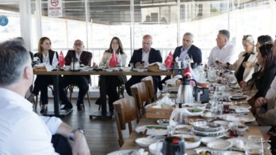 Çeşme Belediye Başkanı Lâl Denizli, Muhtarlar Günü dolayısıyla düzenlenen kahvaltı