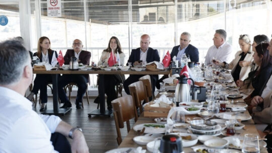 Çeşme Belediye Başkanı Lâl Denizli, Muhtarlar Günü dolayısıyla düzenlenen kahvaltı