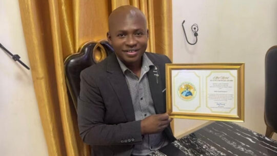 Alhaji Maddi Bangura, Sierra Leone’de sokaklarda, gecekondu bölgelerinde ve dezavantajlı