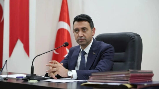 İzmir yerel siyasetinde taşları yerinden oynatan önemli bir gelişme yaşandı.