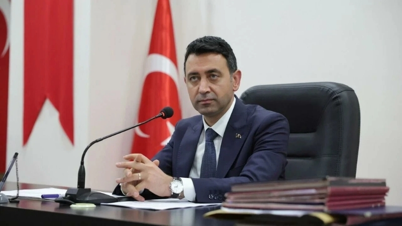 İzmir yerel siyasetinde taşları yerinden oynatan önemli bir gelişme yaşandı.