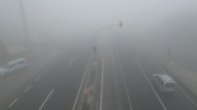 Denizli’nin Pamukkale ilçesinde sabah saatlerinden itibaren etkisini artıran yoğun sis,
