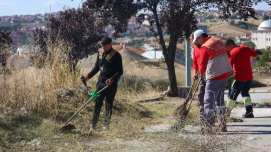 Uşak Belediyesi ekipleri, kent genelinde daha temiz, düzenli ve yaşanabilir